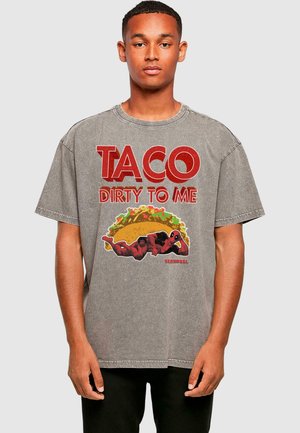 Pilkas per didelis medvilninis marškinėlis su raudonu grafiniu užrašu "TACO DIRTY TO ME" ir Deadpool bei taco iliustracija. Trumpomis rankovėmis, apvalia iškirpte.