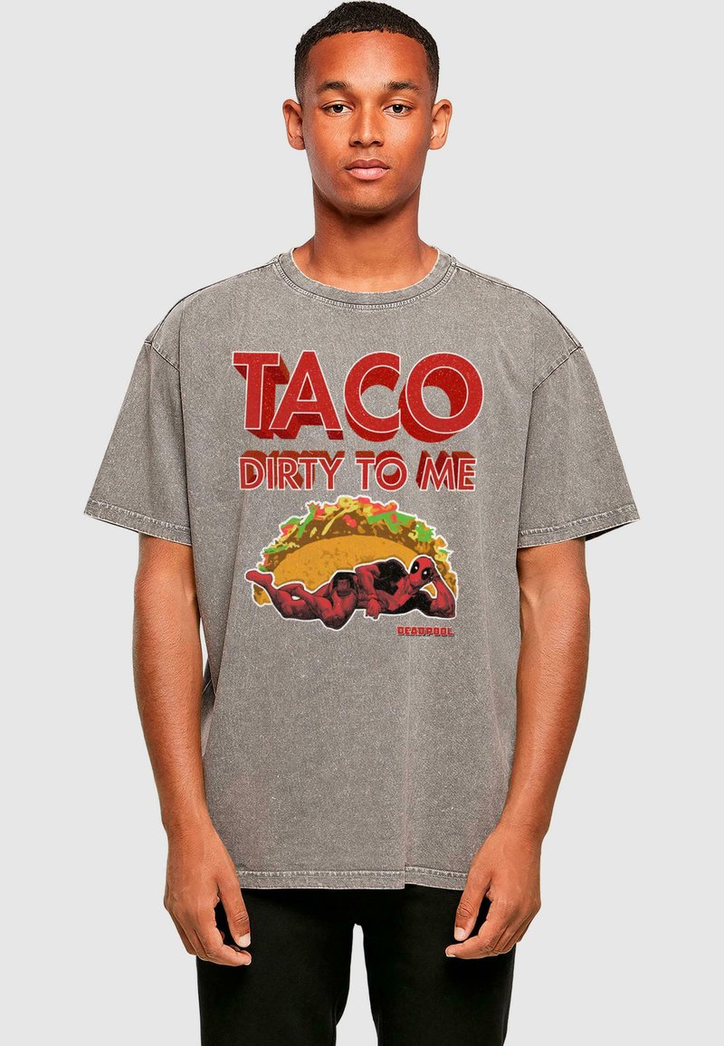 Pilkas per didelis medvilninis marškinėlis su raudonu grafiniu užrašu "TACO DIRTY TO ME" ir Deadpool bei taco iliustracija. Trumpomis rankovėmis, apvalia iškirpte.