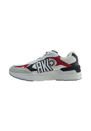 Sneaker low-top bianco, rosso, nero e grigio con logo "BK*" nero e bianco audace sul lato e suola bianca spessa.
