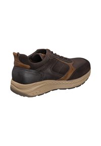 Zapatilla de cuero marrón con acentos en marrón oscuro y beige, que presenta una suela texturizada y un diseño de punta redondeada. Se ven los cordones y la construcción robusta.