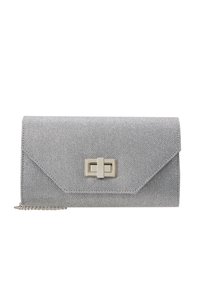 Grå tekstureret clutch-taske med en geometrisk klap, sølvhardwarelås og en aftagelig kædestrop. Kompakt og slankt design.