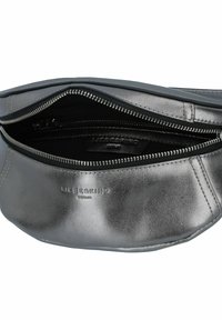 Szara skórzana torebka na zamek błyskawiczny, o gładkiej teksturze i z wytłoczonym logo wewnątrz głównej komory.