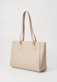 Beige lær tote bag med to flate håndtak, strukturert design, teksturert overflate og detaljer i gulltone.