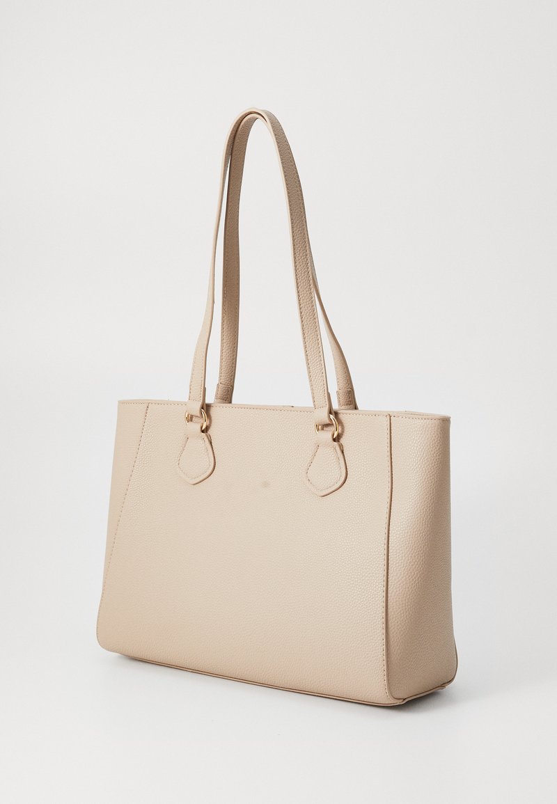 Bolso tote de cuero beige con dos asas planas, diseño estructurado, superficie texturizada y acentos de hardware en tono dorado.
