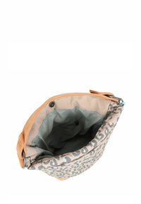 Beige Schultertasche im Leopardenmuster mit glatter Textur, einem hellgrauen Innenfutter und einer Reißverschlusstasche. Entworfen für den Transport von wichtigen Dingen.