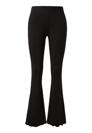 Leggings noires évasées en tissu extensible; présentent une texture lisse, une taille haute et un subtil logo près de la hanche.