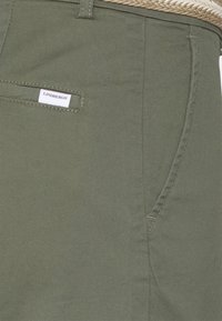 Lindbergh SLIM FIT SUPERFLEX PANTS BELT - Chinos - dark army