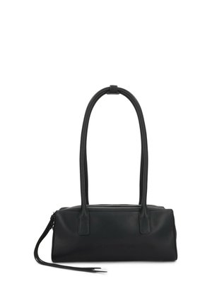 Sac à main rectangulaire en cuir noir avec de longues poignées arrondies et une fermeture éclair avec pompon sur fond blanc.