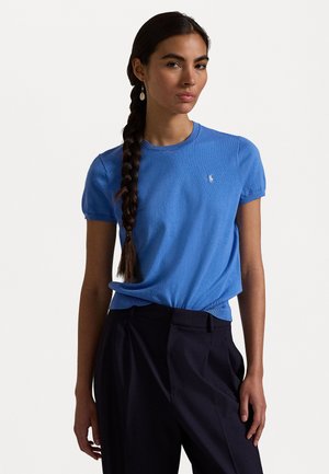 Tricou scurt cu mâneci scurte, de culoare albastră, dintr-un tricot texturat, având un mic logo pe piept, asortat cu pantaloni drepți negri.