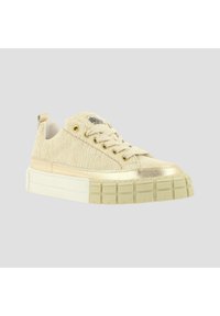 Sneaker beige texturizzati con un accento dorato sulla punta. Suola spessa e rigata con design arrotondato. Chiusura con lacci e occhielli dorati.
