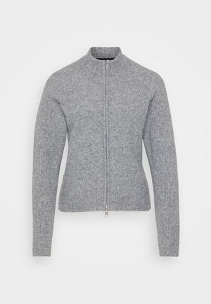Grå hettegenser med høy krage, ribbestruktur og en tettsittende design. Har en sølvglidelås og sømløs ermekonstruksjon.