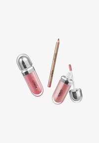 Deux tubes de gloss à lèvres roses, l'un ouvert avec applicateur, et un crayon pour les lèvres assorti rose avec un boîtier doré sur fond blanc.