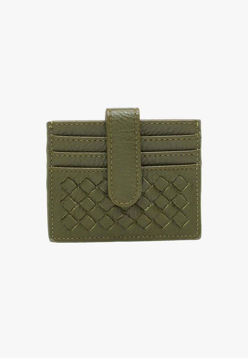 Porte-cartes en cuir vert olive avec motif en losanges tressés, trois fentes pour cartes de chaque côté et une attache centrale en cuir.