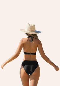 Černý bikini s designem za krk a sponou na zadní straně, spárovaný s vysokými kalhotkami. Lehký slamáč s páskem.
