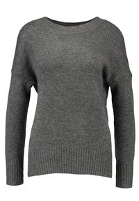 Dunkelgrauer, gestrickter Pullover mit langen Ärmeln, ribbelten Bündchen, Saum und Rundhalsausschnitt, vor einem weißen Hintergrund präsentiert.