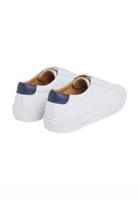 Weiße Ledersneaker mit einem marineblauen Fersenbesatz, abgerundeter Form und strukturiertem Gummisohle. Verfügt über ein Schnürdesign und ein beige Innenfutter.