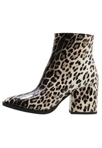 Stivale alla caviglia realizzato in materiale sintetico lucido, con motivo leopardato, punta affusolata e tacco squadrato chunky.