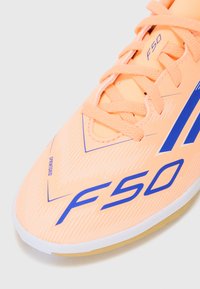 adidas Performance F50 CLUB UNISEX - Botines de fútbol sala - beam orange/lucid blue/ftwr white