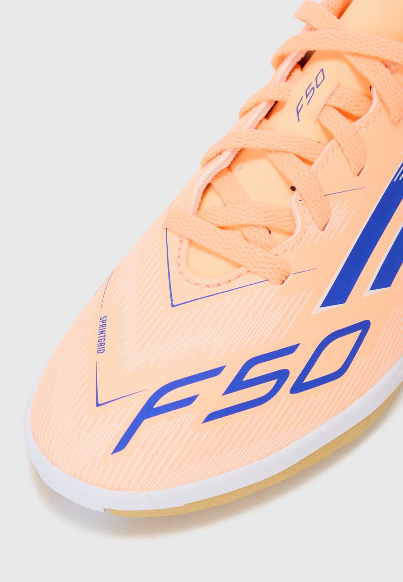 adidas Performance F50 CLUB UNISEX - Indoor football boots - beam  orange/lucid blue/ftwr white/orange - Zalando.co.uk