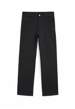 Pantaloni in denim nero con taglio dritto, design a cinque tasche e chiusura con bottone. Il materiale appare resistente con una texture liscia.
