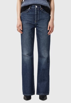 Jeans in denim blu scuro con un design a gamba dritta, lieve scoloritura, cinque tasche e chiusura con bottone frontale. Texture liscia.