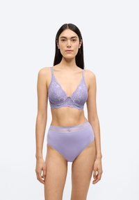 Μωβ δαντελένιο σουτιέν με ρυθμιζόμενους ιμάντες και κυματιστά άκρα, σετ με ψηλόμεσο μονόχρωμο μωβ σλιπ με δαντελένιο τελείωμα.