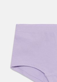 Lilla bomullsundertøy med jevn tekstur, mid-rise design og flate sømmer. Stoffet er elastisk og mykt, noe som sikrer komfort og enkel bruk.