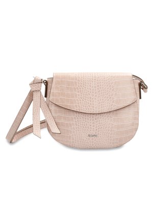 Sac bandoulière rose clair avec texture croco, fermeture à rabat, sangle réglable et détail nœud décoratif sur fond blanc.