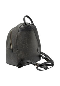 Zaino nero in materiale testurizzato con cerniere dorate, dotato di tasca laterale, spalline piatte e design con parte superiore arrotondata.