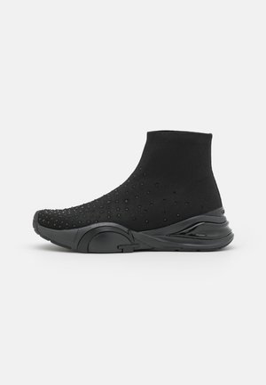 Czarne wysokie buty typu sock sneaker z teksturowaną dzianinową cholewką i grubą, miękką podeszwą, pokazane z boku na jednolitym tle.