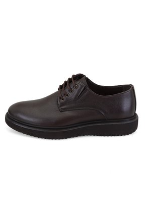 Braune Leder-Schnürschuhe mit glatter Oberfläche, runder Zehenform und strukturierten Akzenten. Verfügt über eine schwarze Gummisohle und tonale Schnürsenkel.