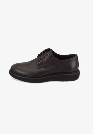 Braune Leder-Schnürschuhe mit glatter Oberfläche, runder Zehenform und strukturierten Akzenten. Verfügt über eine schwarze Gummisohle und tonale Schnürsenkel.
