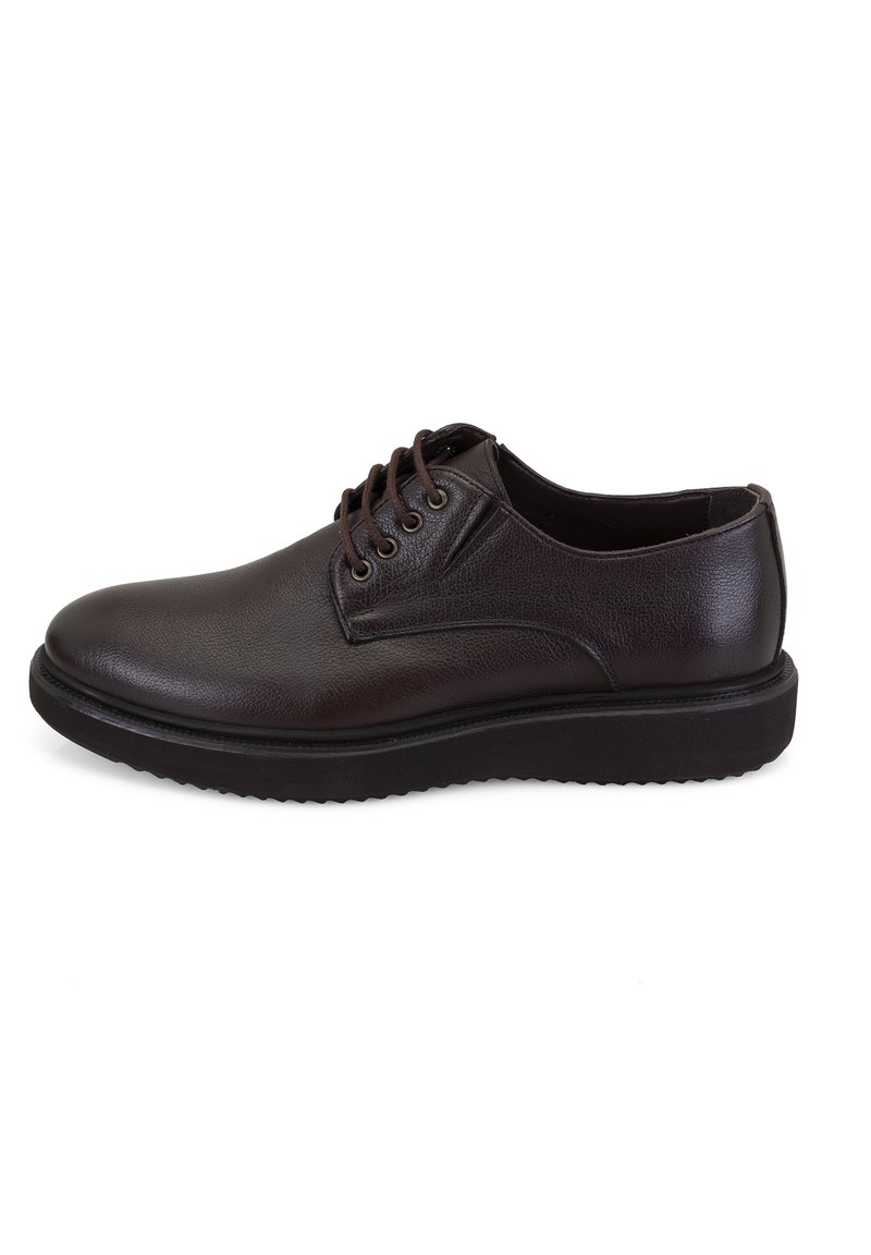 Chaussure en cuir marron à lacets avec une finition lisse, bout arrondi et accents texturés. Présente une semelle en caoutchouc noir et des lacets ton sur ton.