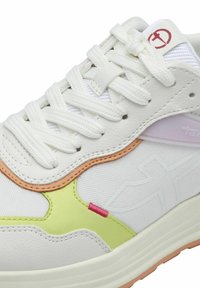 Weiße Sneaker mit strukturierten Materialien, pastellfarbenen Akzenten in Pink und Hellgrün sowie einer klobigen Sohle mit strukturiertem Rand.