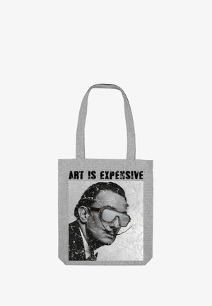 Grijze stoffen draagtas met een vervaagde afbeelding van een man in grote brillen, met de tekst "KUNST IS DUUR" in vetgedrukte zwarte letters.