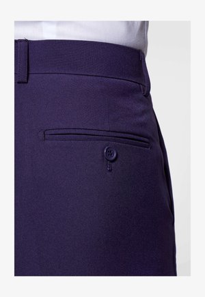 Granatowe spodni w kant o dopasowanym kroju, z płaskim przodem, posiadające kieszeń boczną z zapięciem na guziczek oraz gładką, teksturowaną tkaninę.