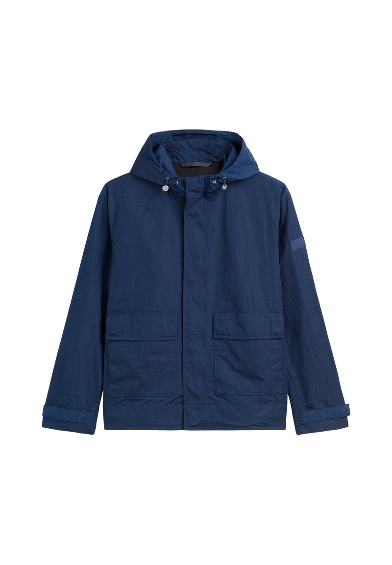 Marineblauwe jas van lichtgewicht stof, met een capuchon, twee voorkanten zakken en verstelbare manchetten. Soepele textuur, minimalistisch ontwerp.