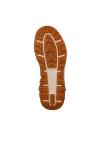 Suela de zapato de goma con tacos pronunciados para tracción, en un color marrón-naranja, con acentos blancos y una superficie texturizada.