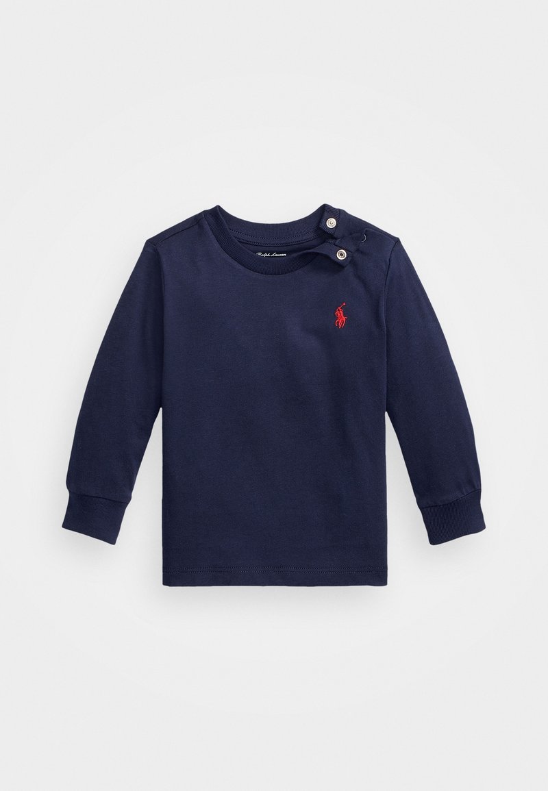 Chemise à manches longues marine en coton, avec un col ras du cou, deux boutons-pression sur une épaule et un logo brodé rouge.