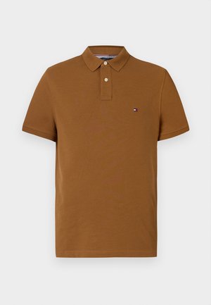 Polo shirt in cotone marrone con colletto classico, patta con due bottoni e un piccolo logo sul lato sinistro del petto. Maniche corte.