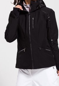 Svart vattentät jacka med en skräddarsydd design, dragkedjefickor och texturerade detaljer. Justerbar huva och manschetter för en säker passform.