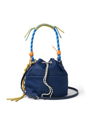 Marineblaue Beuteltasche mit Kordelzug und weißem Seilverschluss, mehrfarbig geflochtenem Seilgriff und verstellbarem dünnem Schulterriemen.