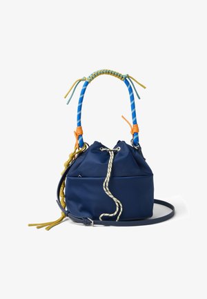 Borsa a secchiello blu navy con chiusura a coulisse in corda bianca, manico intrecciato multicolore e tracolla sottile regolabile.