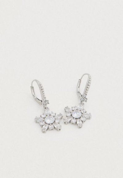 Brincos em tom prateado com design floral, com cristais transparentes redondos e em forma de marquise, acentuados por cristais menores no gancho.