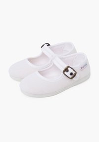 Zapatos Mary Jane de lona blanca con punta redonda, suela de goma y correa ajustable con hebilla marrón. Superficie texturizada y forro suave.