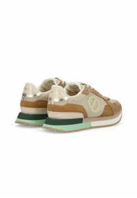 Sneaker beige e marroni che presentano un mix di materiali in suede e mesh, una suolaLayered con accenti verdi e dettagli metallici riflettenti.