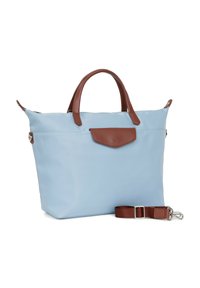 Borsa tote in nylon blu chiaro con manici in pelle marrone e tracolla rimovibile. Presenta una tasca frontale con un pattina marrone e hardware in argento.