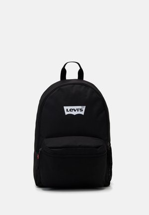 Mochila preta feita de tecido, com uma forma arredondada. Possui um grande compartimento principal, um bolso frontal com fecho e um logotipo branco da Levi's.