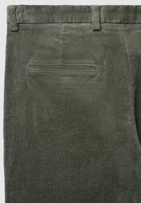 Pantaloni in corduroy verde oliva con superficie testurizzata, passanti per cintura e una tasca posteriore con apertura orizzontale.