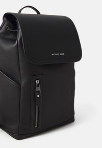 Michael Kors FLAP UNISEX - Zaino - black